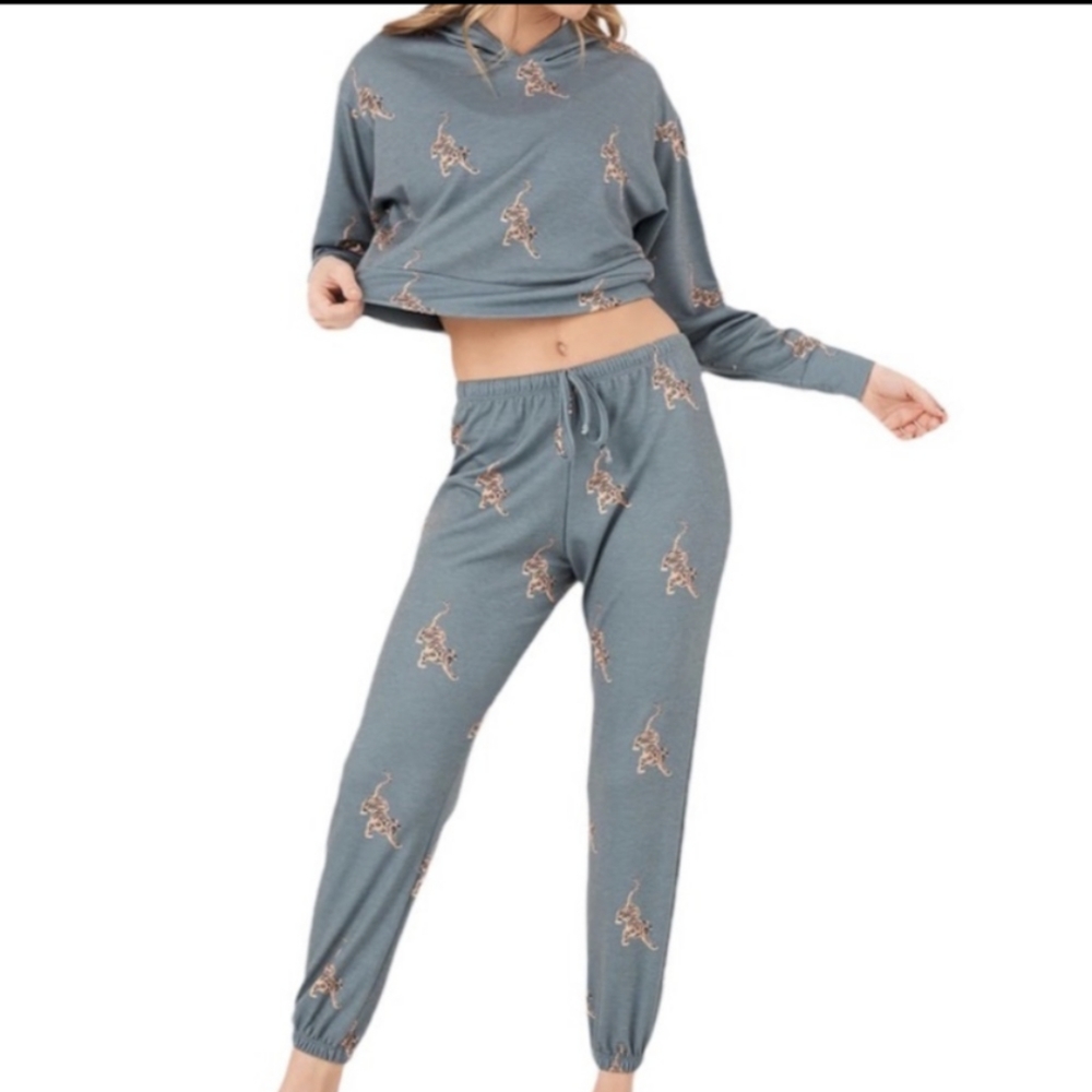 Onzie Tiger lounge suit